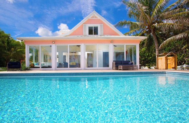 Babylon Reef: Recently Renovated Villa with Backyard Snorkeling and a Crystal Blue Pool