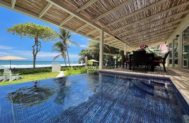 Backyard Beach House: Oceanfront Luxury 5 Bdr