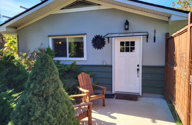 Backyard Guesthouse near Nelson w/Hot Tub