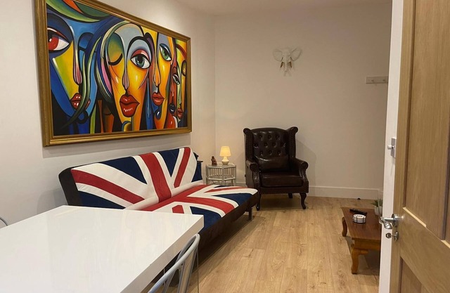 Bagshot 2 Bed 1 Bath Pennyhill Ascot Wentworth Pets OK Parking Ground Floor
