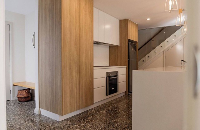 Baileys Beach House - A stunning modern house only stones throw from the beach