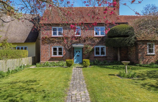 BAKEHOUSE FARM, pet friendly, with open fire in Bledlow