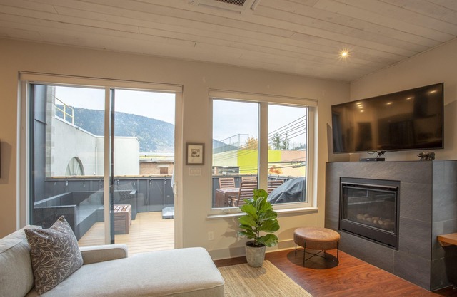 Baker Street Central - Balcony With Incredible Mountain View