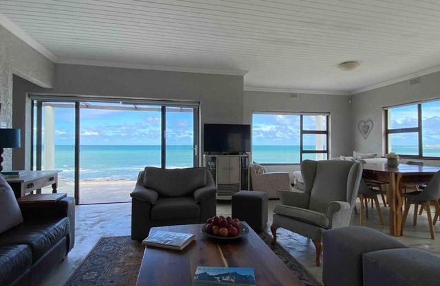 Bakgat Stay - Seafront 7-sleeper holiday home