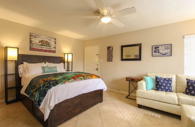 "Balboa Beach Escape" Steps to Beach and Bay A/C + Garage Parking
