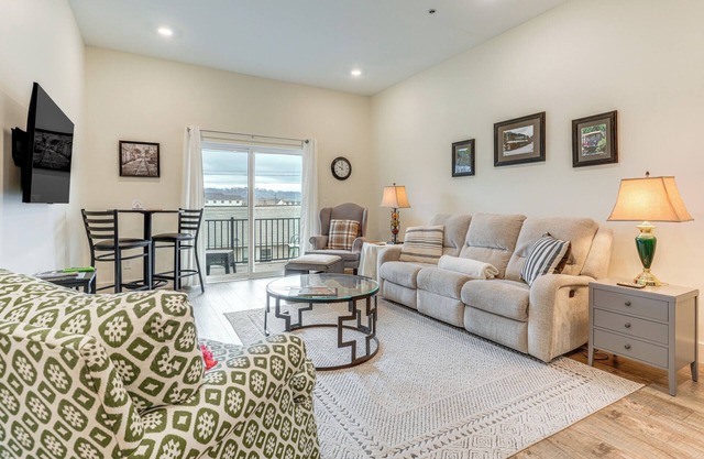 Balconies: Walkable Southside Chattanooga Condo!