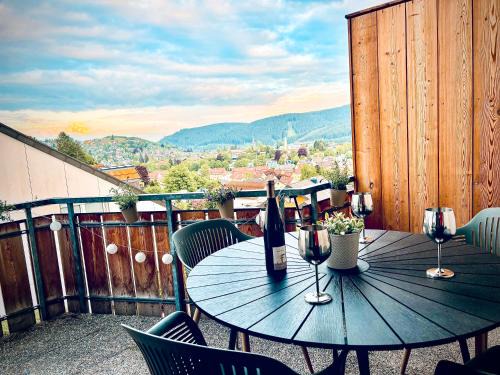 Balkon mit Schwarzwaldblick, Hunde frei, Tischfußball, Parkplatz, familienfreundlich
