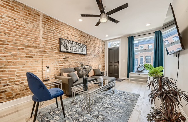 BALTIMORE ROWHOUSE CLOSE TO WATER KING BED PARKING