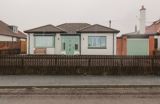 BAMBURGH DUNES, pet friendly, country holiday cottage in Seahouses
