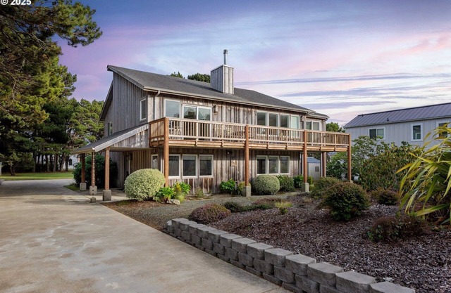 Bandon Seaside Escape: Spacious 4BR Getaway with Ocean Views & Large Yard