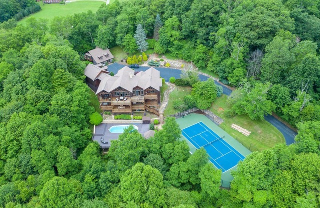 Banner Crest - MOUNTAIN LUXURY! Views, hot tub, Private Pool and Tennis Courts, Game Room!