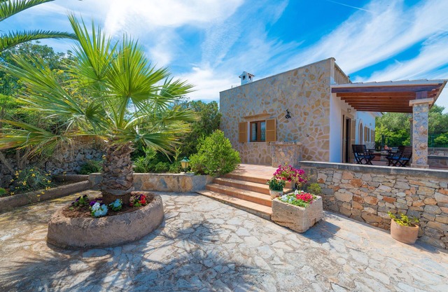 BARCELO-DANUS - Chalet with terrace in Porto Colom. Free WiFi