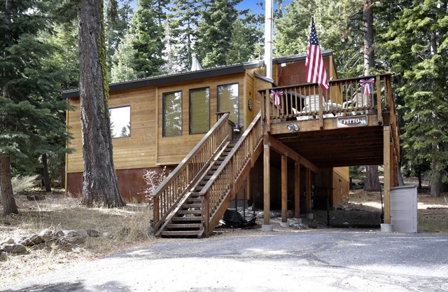 Barking Pine Cabin - private BEACH access, sunny location