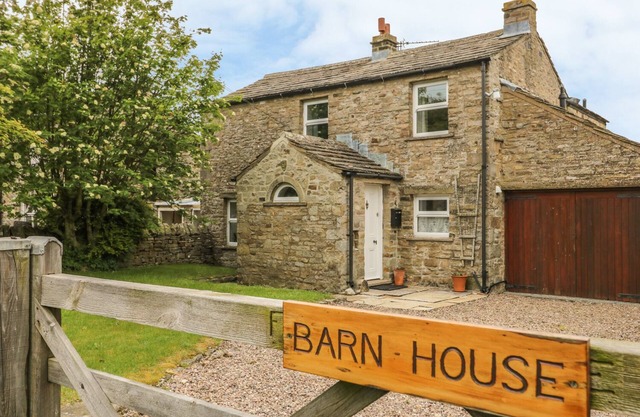 BARN HOUSE, family friendly, with open fire in Thornton Rust