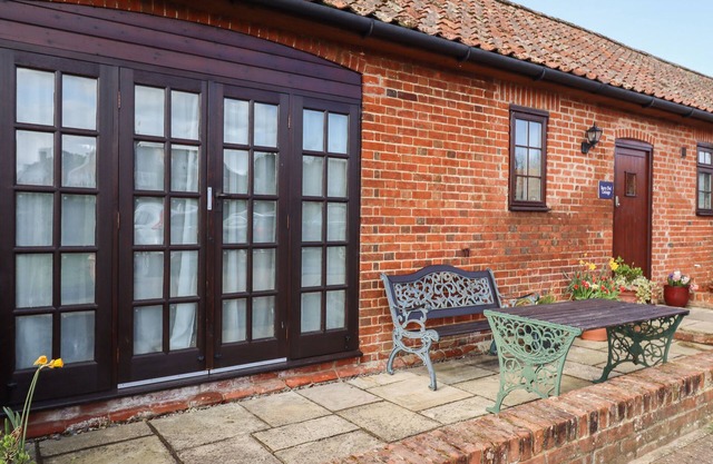 BARN OWL COTTAGE, pet friendly, with a garden in Little Glemham