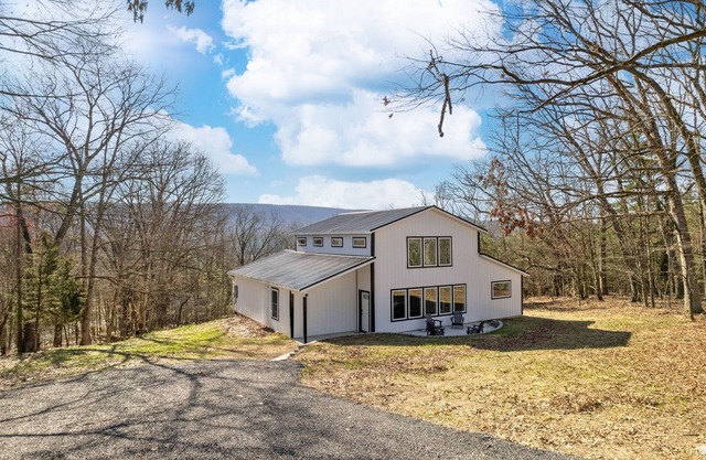 Barn with Hot Tub, Views, King Bed & Wi-Fi, Dog friendly