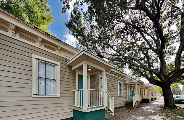 Barnard Row House | Pet-Friendly, Renovated Duplex + Walk to Forsyth Park!