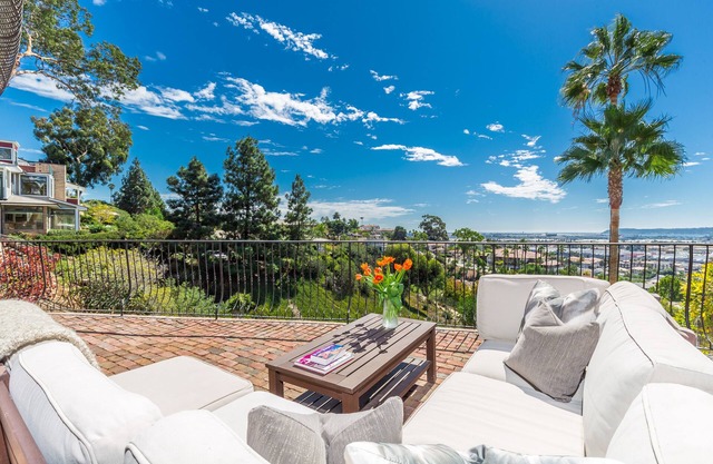 Bask in San Diego Glory: Bay Views, Blissful Breezes, & Sunsets Bathed in Warmth