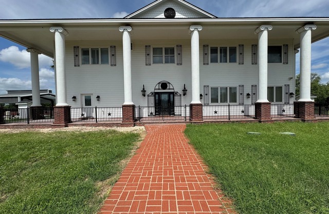Basque in this 6 bedroom, 5.5 spacious home. Perfect space for entertaining!