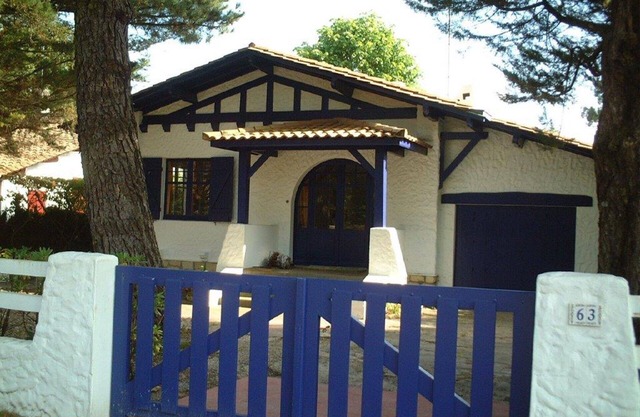 Basque villa renovated in 2025 - sleeps 6 - 400m from the beach and shops