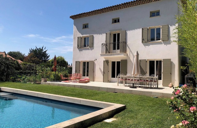 Bastide in Aix en Pce, swimming pool, enclosed garden, gym and private parking.