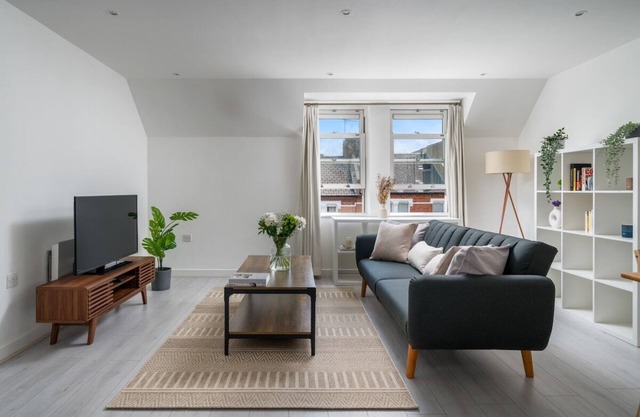 Battersea Flat · Super Bright & Modern 3-bed home near Chelsea