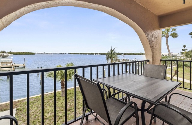 Bay Breeze - Waterfront - Walk to beach and restaurants - Dock your boat