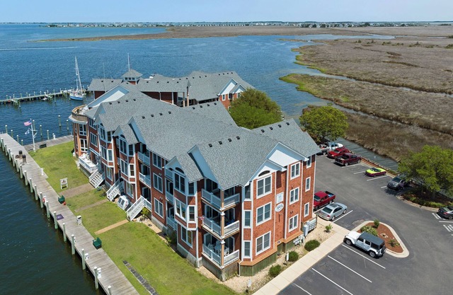 Bay Dream: Waterfront Penthouse | Pool Access