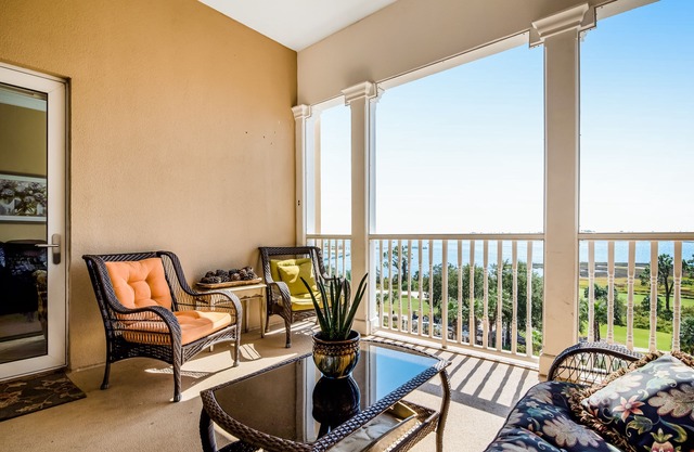Bay-facing condo w/majestic view & shared lagoon-style pool/hot tub