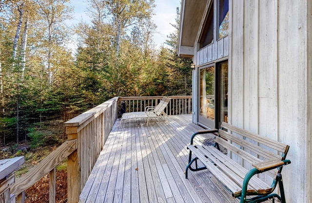 Bay Home W/Beautiful Water Views, Rock Ledge Shoreline, Deck, Firepit & WiFi