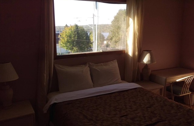 Bay Lake Inn (Frontiersman Motel)