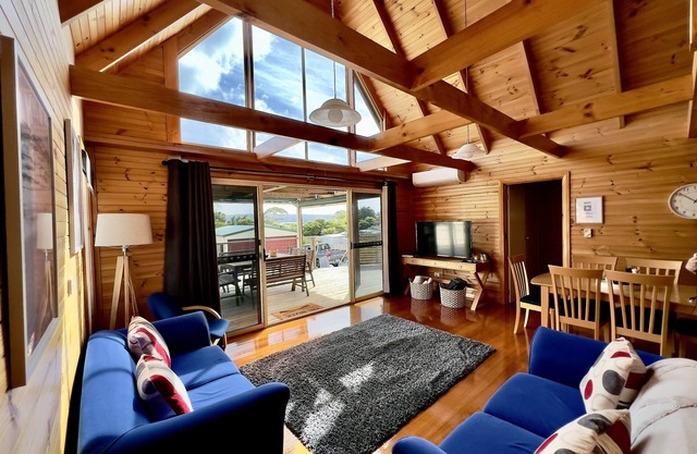 Bay views Escape: A Relaxing Home for You and Your Family with outdoor BBQ