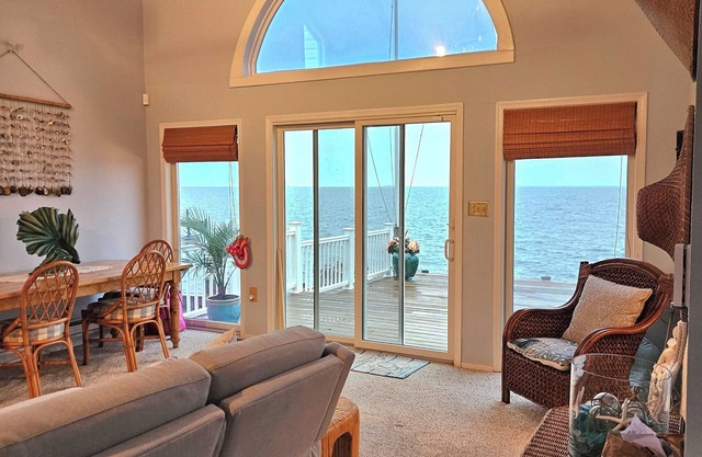 Bayfront 3 Bedrooms House with Huge Deck/Private Beach/Beach House Sleeps 6 Ppl