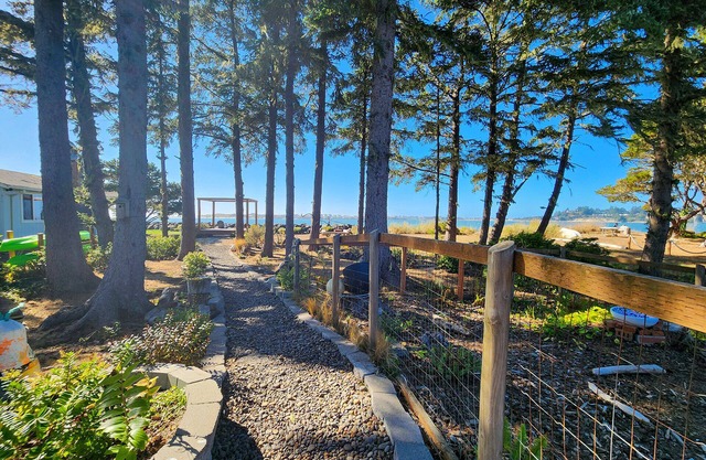 Bayfront Home! Walk to Everything! Hot Tub! Dog Friendly!