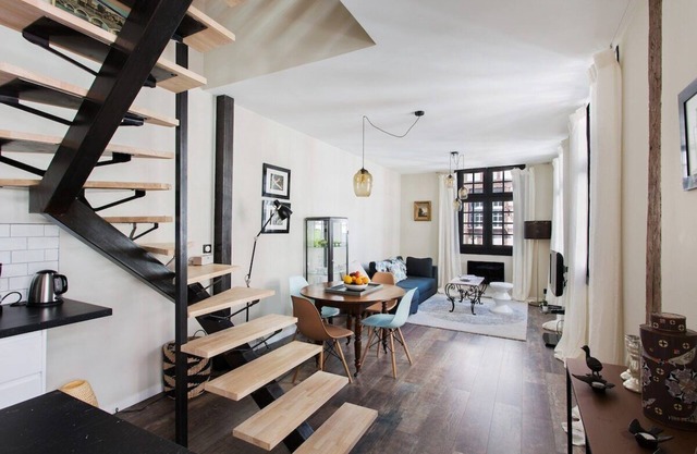 BAYONNE, Standing, triplex, historic district 5p