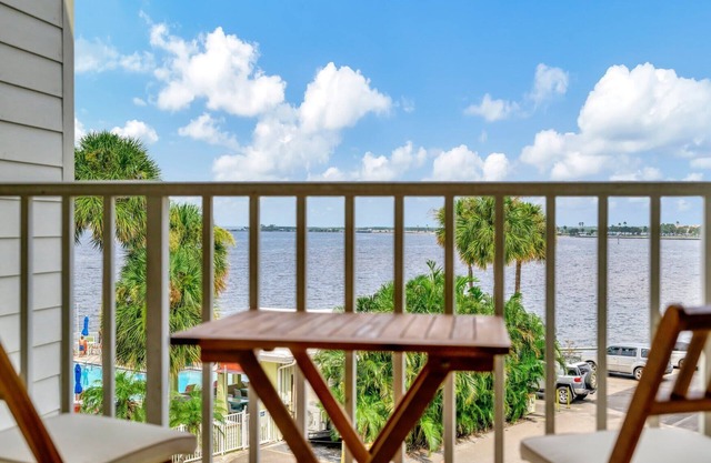 Bayview Balcony, Heated Pool, Bar/Grill