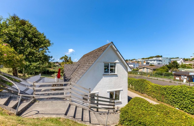 BAYWATCH SANDS, pet friendly, country holiday cottage in Polzeath