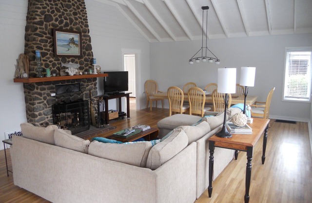 Beach Across the Street/Expansive Deck/Family Retreat/Clean!