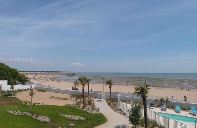 Beach apartment, pool, balcony, pets, parking