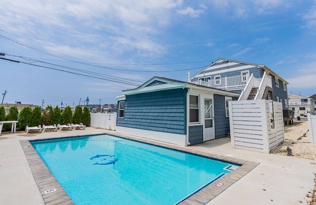 BEACH BLOCK 3 Bedroom Condo with POOL, DECK & OCEAN VIEWS/Sleeps 6