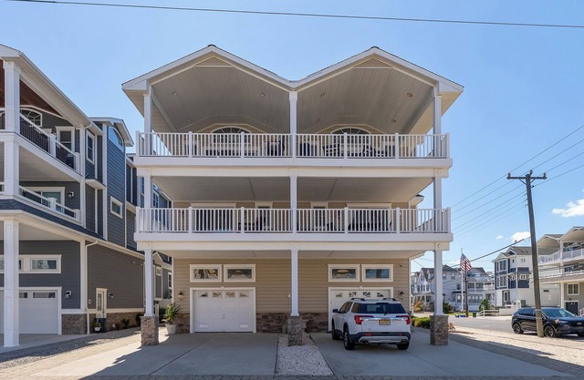 BEACH BLOCK +Ocean Views! Weekend at Bernie's-5BR/3.5BA, Parking, Prime Location
