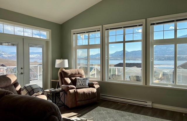 Beach, boatslip, 2 pools, 2 hottubs, 4 bdrm house sleeps 12