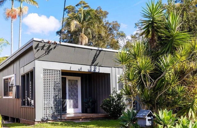 Beach Bungalow – pet friendly Beach Shack directly opposite beach