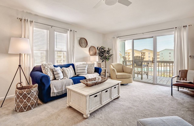Beach condo with amazing views, beach access, & pool - close to town