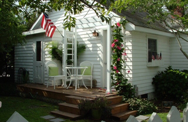Beach cottage in the heart old town Manteo 0BX. 🐾 welcome