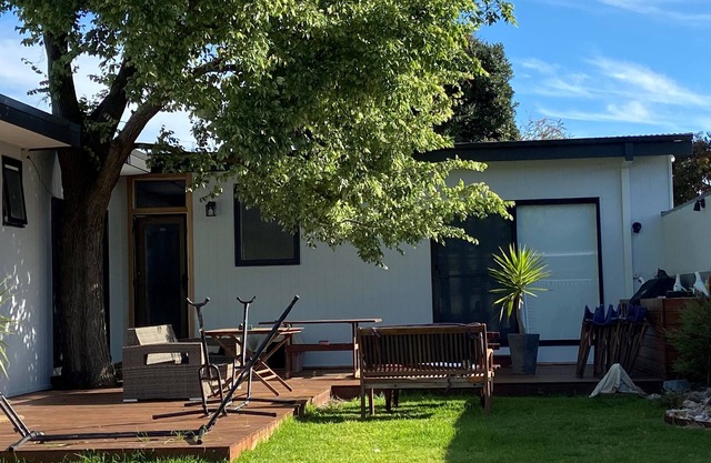Beach Escape, 7 min walk quiet beach Big Yard, Pets ,decks back front 3 Bath