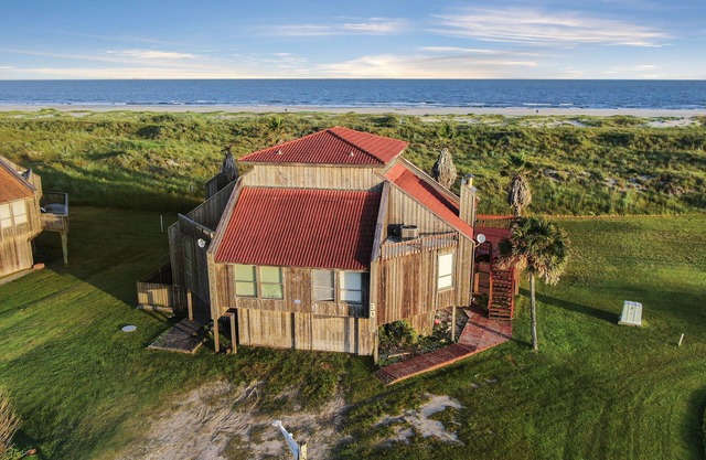 Beach front Getaway with Amazing Views