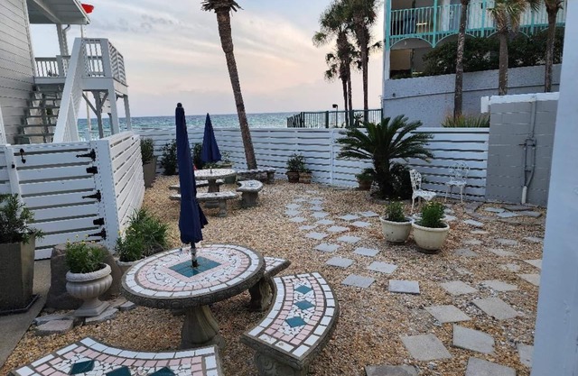 BEACH FRONT LOWER PRIVATE COTTAGE, 2BD2BA, X Large Deck, FREE Private Parking