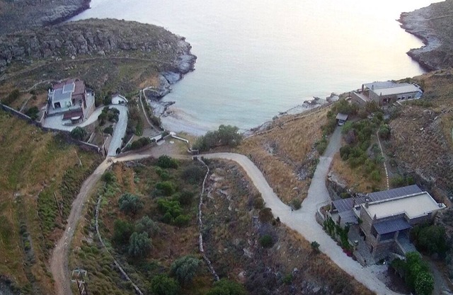 Beach Front Luxury Apt, secluded location, private beach, fully equiped, support