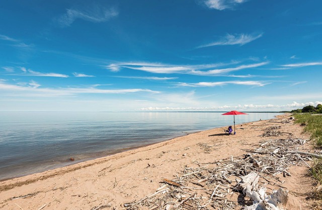 BEACH FRONT, PARK POINT, RARE FIND w/STAND-UP PADDLE BOARD & SURREY BIKE